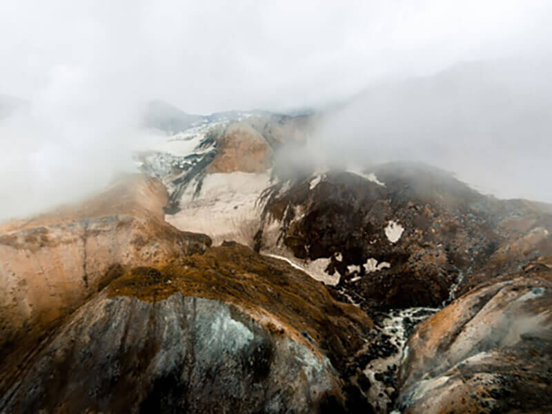 горы Камчатки в тумане